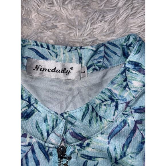 NineDaily women's sz. L Blue/ Aqua Design zip front top. New w/out tags. - Picture 4 of 9
